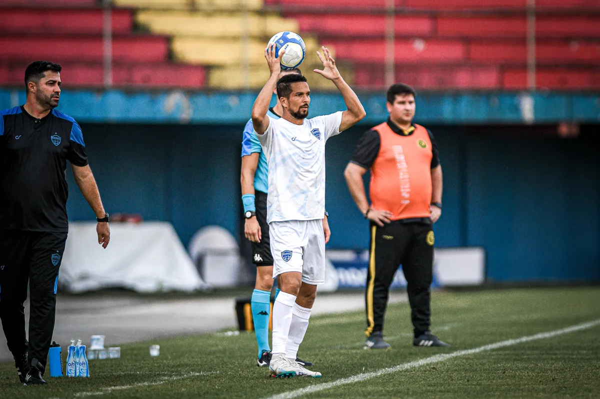 Atleta lateral direito muriel magalhaes
